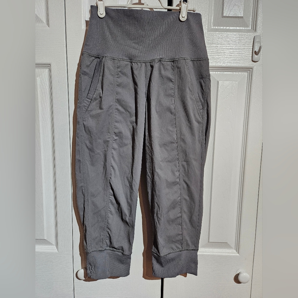 Lululemon Cropped Jogger Pants w/ Soft High Waist | Grey Size 6